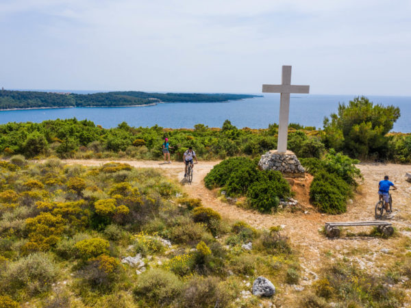 135 – LE SENTIER CHEMIN DE CROIX