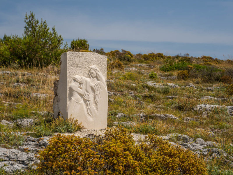 135 – LE SENTIER CHEMIN DE CROIX