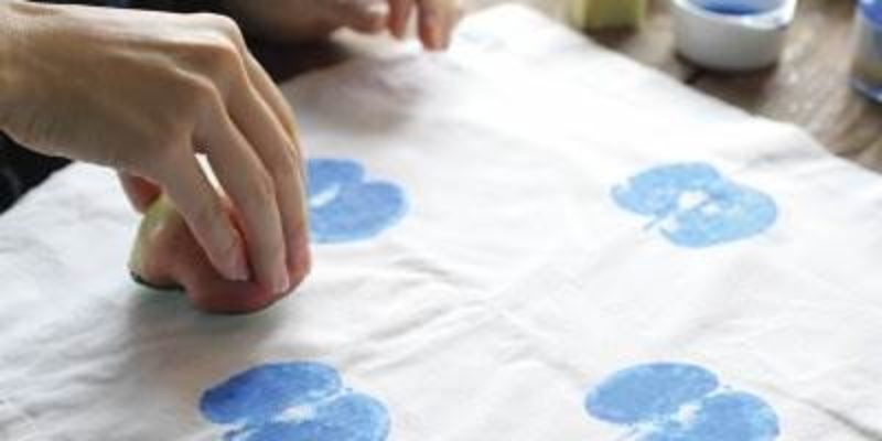 Laboratorio per bambini per dipingere borse di tela con motivi antichi